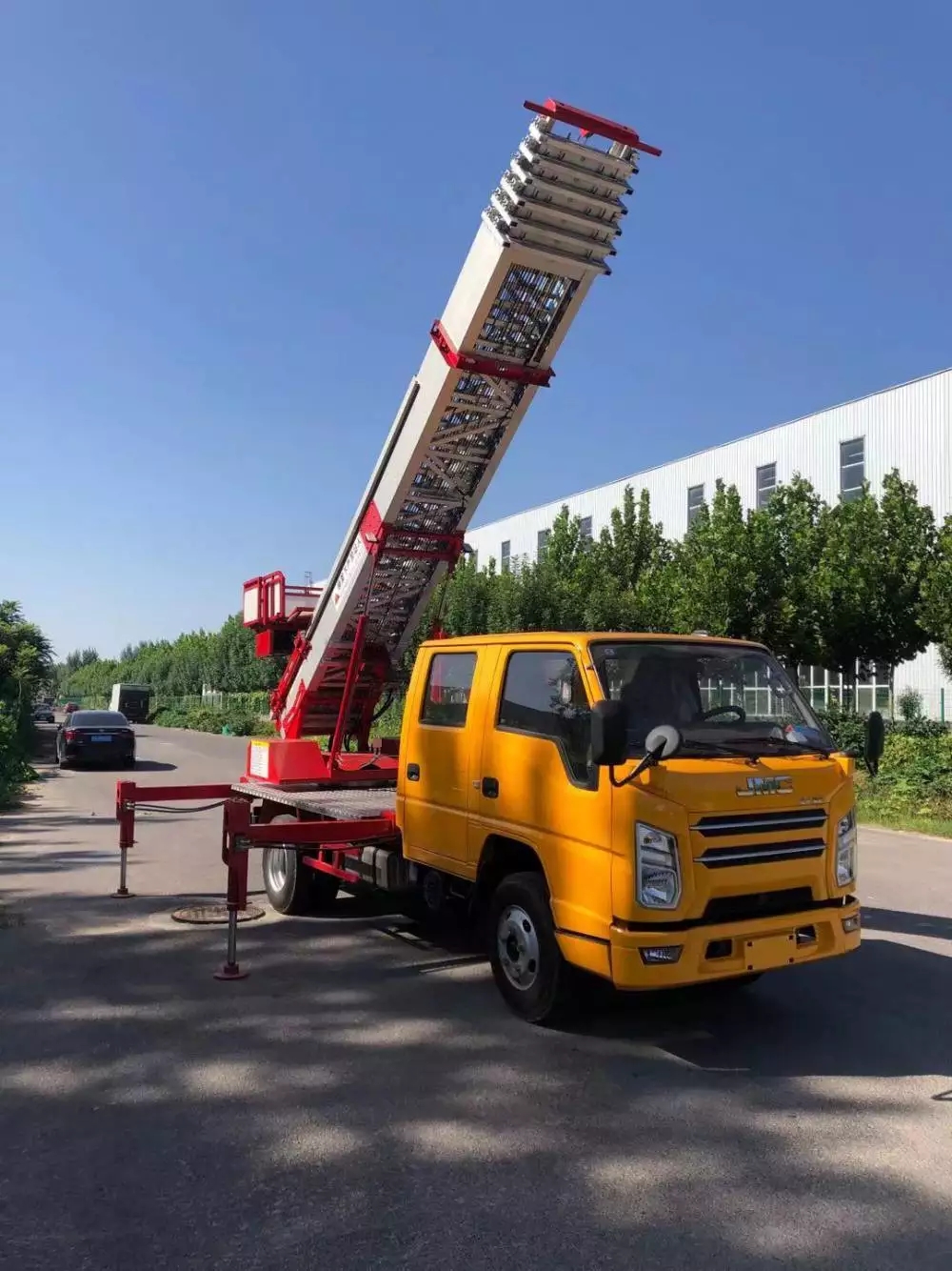 大朗镇附近的云梯车出租服务：轻松解决高空作业需求